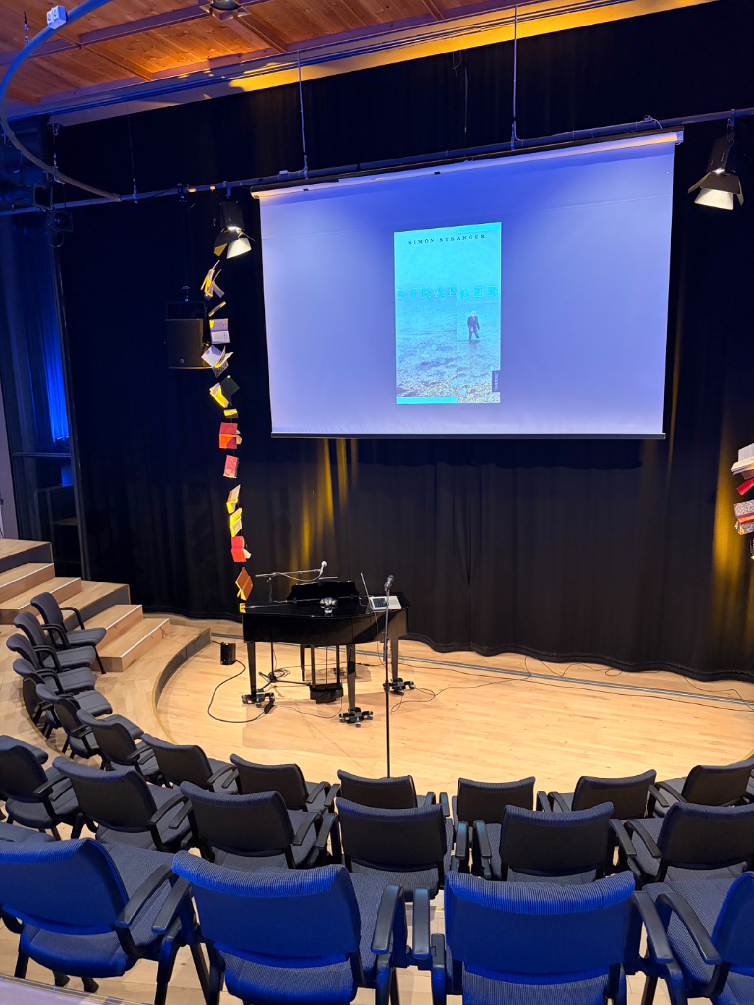 Scene og flygel under Røros litteraturfestival