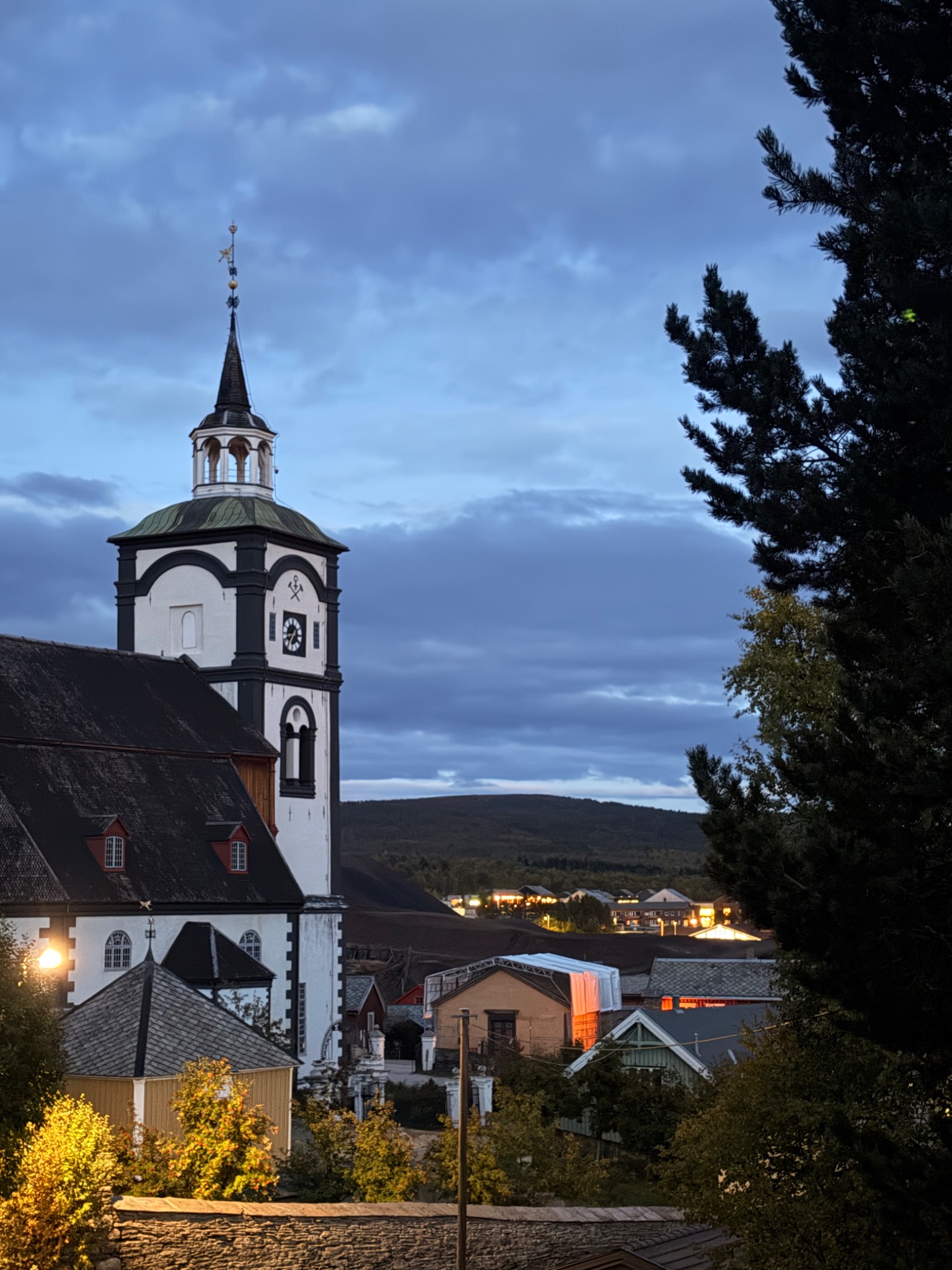 Røros kirke i skumringen