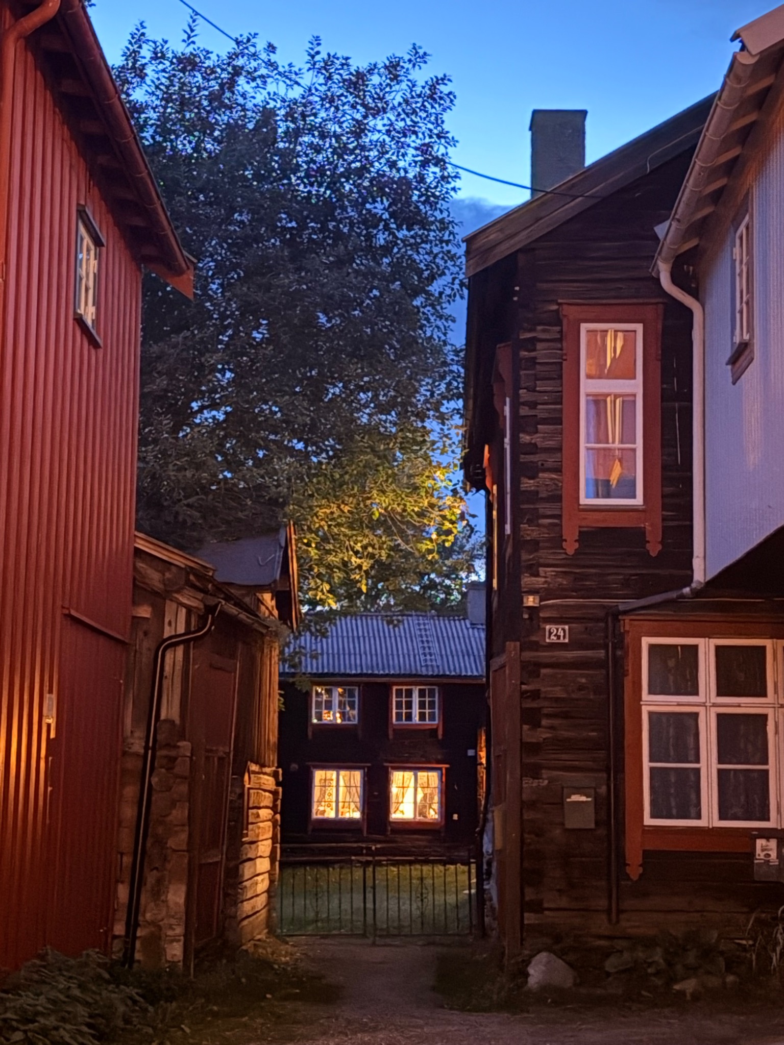 Trehus på Røros i kveldslys